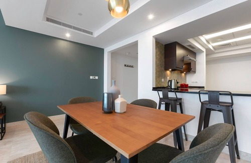 Trade Center Apartment | Blueground | Trade Centre 1, pool, nr Dubai Mall
