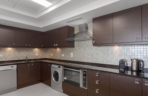 Trade Center Apartment | Blueground | Trade Centre 1, pool, nr Dubai Mall