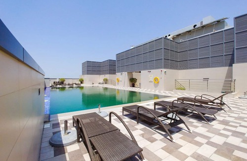 Trade Center Apartment | Blueground | Trade Centre 1, pool, nr Dubai Mall