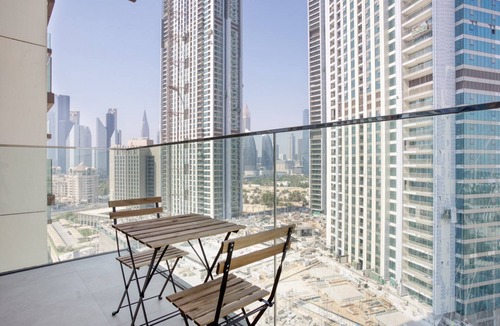 Bur Dubai Apartment | Blueground | Za'abeel 2, pool, nr Dubai Frame