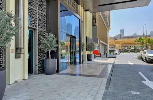 Bur Dubai Apartment | Blueground | Za'abeel 2, pool, nr Dubai Frame