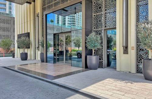 Bur Dubai Apartment | Blueground | Za'abeel 2, pool, nr Dubai Frame