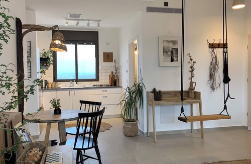 Haifa Apartment | Boho Gem Near Talpiot Mkt -Mamad