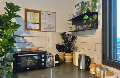 Haifa Apartment | Boho Gem Near Talpiot Mkt -Mamad
