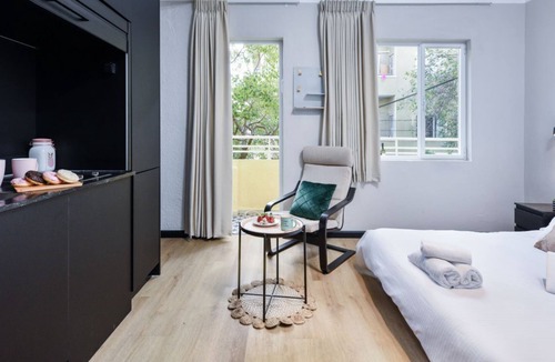 Florentin Apartment | Brand New Bauhaus Living with Balcony and a Roof Top 11