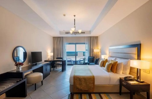 Al-Fujairah Hotel | Breathtaking Oceanfront Views from a Relaxing Balcony Room Stay