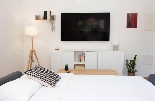 Ra'ananna Apartment | Bright and Cozy Bauhaus Gem