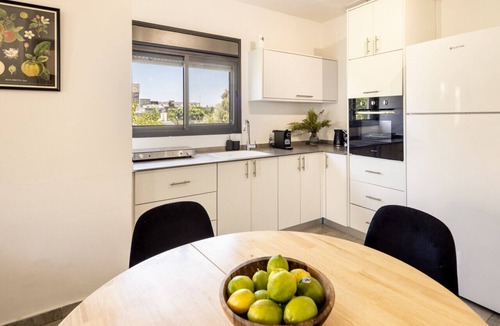 Haifa Apartment | Bright & Cozy 3BR Apartment Near Baháʼí Gardens