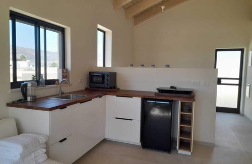 Bruchim Qela' Alon Apartment | Bright New 1-Bedroom Apartment with Balcony & Hermon View in Kibbutz