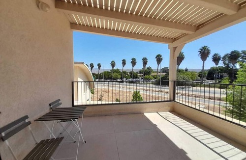 Bruchim Qela' Alon Apartment | Bright New 1-Bedroom Apartment with Balcony & Hermon View in Kibbutz