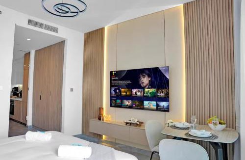 Downtown Dubai Apartment | Burj Khalifa View Studio - Pool, Gym & Parking