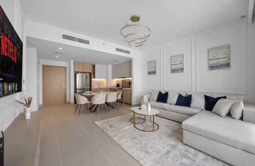 Dubai Apartment | Burj Khalifa Views l Luxury Stay with Pool & Gym