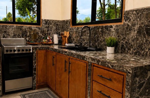 La Fortuna Cottage | Cabaña privada con jacuzzi en La Fortuna, Cerca del Volcan Arenal y Catarata.