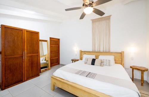 Los Pargos Hotel | Cafe Playa Negra Hotel