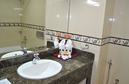 Al Ghubrah Ash Shamaliyyah Hotel | Capital O 155 Dmas Hotel