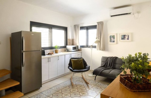 Kerem HaTeimanim Apartment | Carmel Apartment in the Carmel House by Sea N' Rent