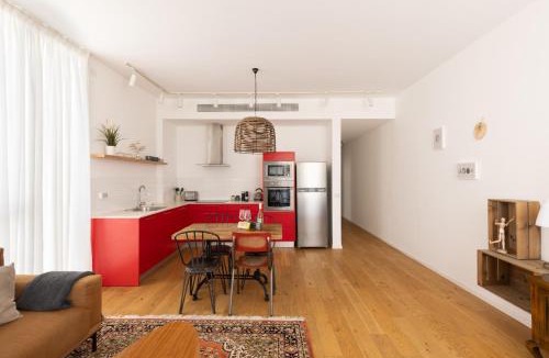 Tel Aviv City Center Apartment | Carmel Market Deluxe - Heart of Nahalat Binyamin, 5m to Beach!