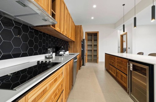 Coco Villa | Casa Bayview | 4 Oceanview King Suites