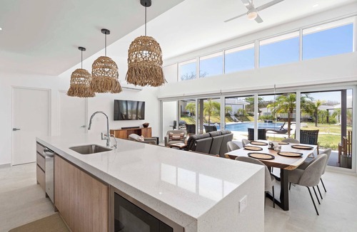 Santa Cruz Villa | Casa Howler | Your Dream Oasis Awaits!