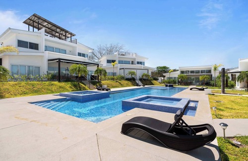 Santa Cruz Villa | Casa Howler | Your Dream Oasis Awaits!