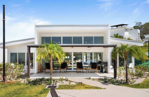 Santa Cruz Villa | Casa Howler | Your Dream Oasis Awaits!