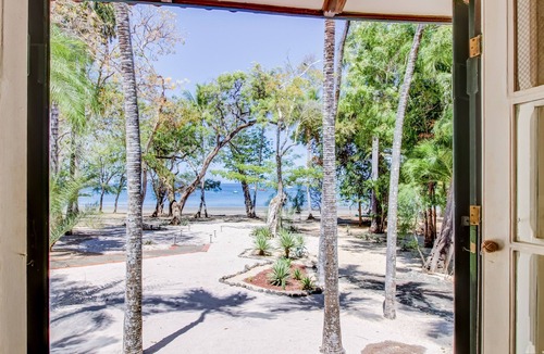 Playa Hermosa House | Casa Lina Pricvate beachfront retreat/full service