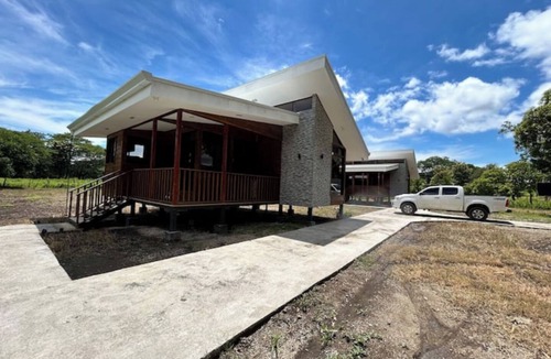 Lepanto House | Casa Mango Lepanto #9. Charming 2-bedroom cabin AC, WiFi in enjoyable Lepanto.