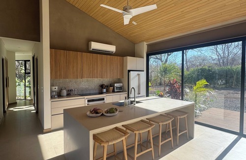 Rio Seco House | Casa Solana: 4BR retreat, pool, walk to beaches & surf in Playa Avellanas