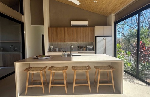 Rio Seco House | Casa Solana: 4BR retreat, pool, walk to beaches & surf in Playa Avellanas