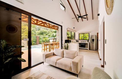 Puerto Viejo de Talamanca Villa | Casa violeta modern villa pool steps from the beach