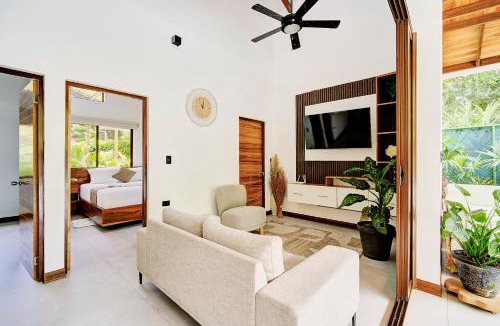 Puerto Viejo de Talamanca Villa | Casa violeta modern villa pool steps from the beach