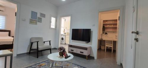 Rehovot Apartment | Central and stylish