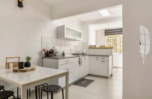 Haifa Apartment | Central & Calm Oasis, Fast Fiber WiFi, Free Parking, Free Netflix, 6 Guests