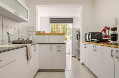 Haifa Apartment | Central & Calm Oasis, Fast Fiber WiFi, Free Parking, Free Netflix, 6 Guests