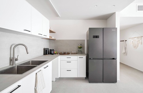 Kiryat HaLeom Apartment | Central modern JLM 3BR suite with a private Parking and a Balcony
