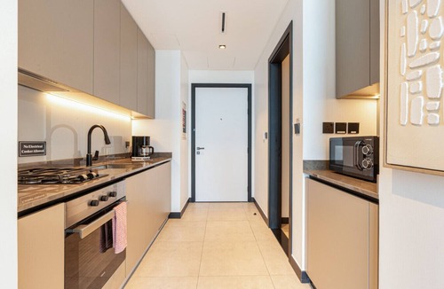 Business Bay Apartment | Central Modern Studio w/Floor to Ceiling Windows