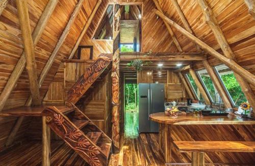 Canafistula Ski Chalet | Chalet Escondido fifteen minutes from beaches Pura Vida