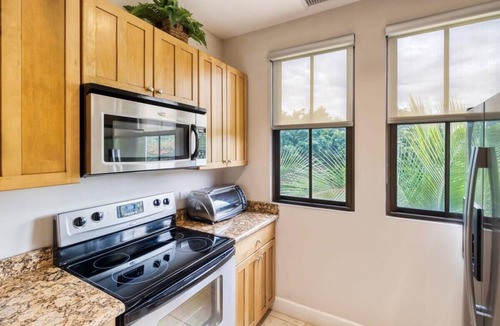 Coco Condo | Chic Condo w/Sparkling Pool & Lush Mountain Views from Shaded Balconies