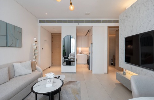 Jebel Ali Apartment | Chic Minimalist 1BR in Address JBR
