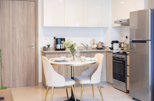 Dubai Apartment | Chic & Modern 1BR, Near Golf Course w/Pool & Gym