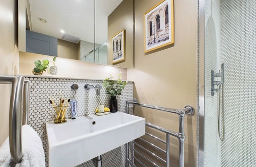 Chinatown Apartment | Chic Modern One-Bed in the Heart of Chinatown/Soho