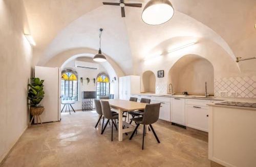 Nachlaot House | City Center Luxury