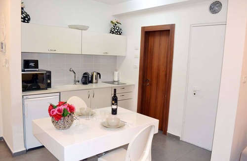 Tel Aviv Promenade Apartment | Classic 1BR in City Center near Beach by FeelHome