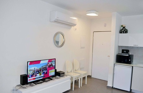 Tel Aviv Promenade Apartment | Classic 1BR in City Center near Beach by FeelHome