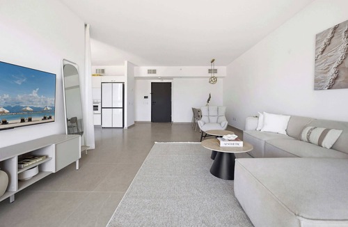 Rishon LeTsiyon Apartment | Coastal 4BR Apt l Balcony & Mamad -Bldg Renovation