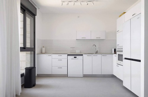 Rishon LeTsiyon Apartment | Coastal 4BR Apt l Balcony & Mamad -Bldg Renovation