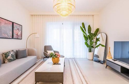 Dubai Apartment | Coastal Charm Casita : 1BR Creek Beach Elegance