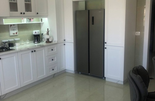 Suwailih Condo | condo with WiFi, AC near the Royal Palace, in the Royal Hills area of Al hummer