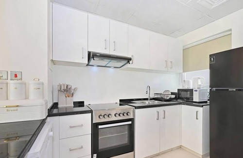 Dubai House | Contemporary 3-Bedroom Villa by Deleguest