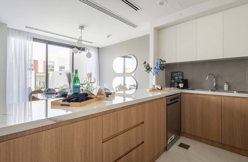 Dubai Villa | Contemporary 3BR Maid's Room Villa w Backyard!